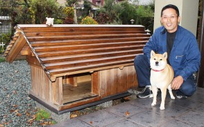 断熱材入りで快適だワン 駅部田町の的場さん 杉とヒノキで犬小屋自作 三重県中南勢の郷土紙 夕刊三重新聞社