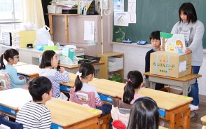 第三小で紙芝居