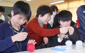 徳和小で紅白玉作り