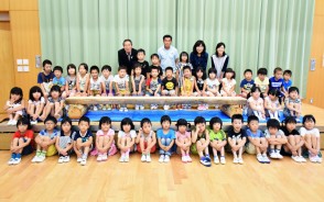 こども園にベンチ