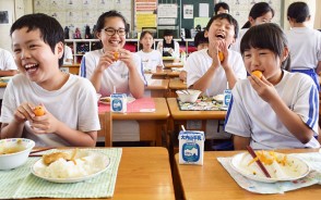 給食に島田ビワ