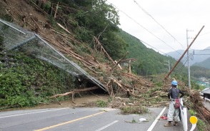 R166飯南の土砂崩れ