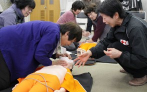 孫育てでAED使い方学ぶ
