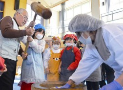 上御糸小で餅つき