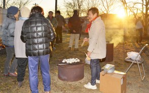 稲荷山で初日の出に祈願