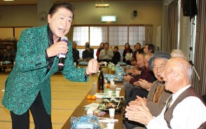 桜町で歌手・藤和也さん熱唱