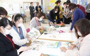 第一小で図書室見学会
