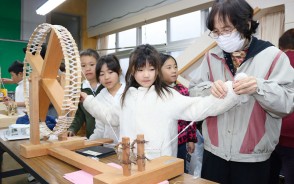 仁柿で糸つむぎ
