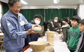 小野江小で土器など出前授業