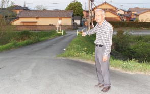 190509機殿の伊勢街道を調べる澤村さん