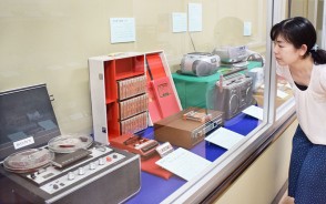 昭和と平成の暮らしが分かる電化製品などが並ぶ会場=殿町の歴民で