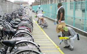 190806揥水老連が駐車枠を引き直す
