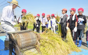 190904上御糸小生が稲刈り・脱穀