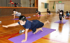 200609明星小でヨガ授業