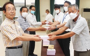 200704櫛田自治会が揥水小などに体温計贈る