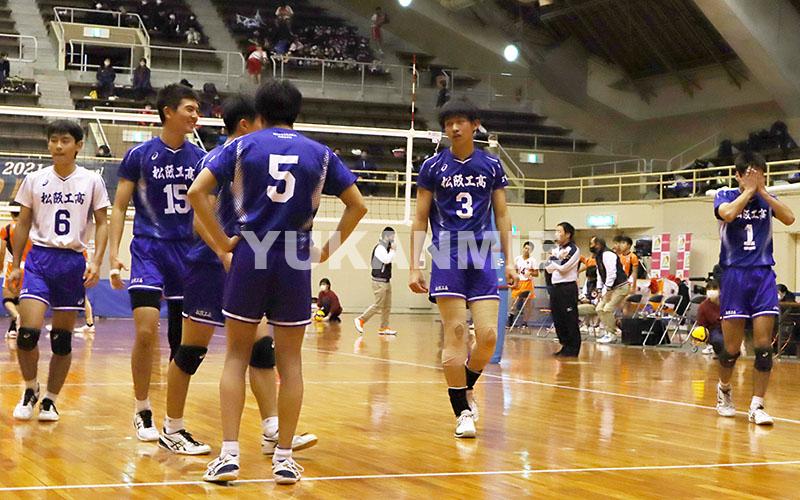 201116高校バレー(1面)男子県優勝が決まった瞬間稲垣主将(1番)が感動