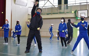 210218港小で鎌中教師が体育授業