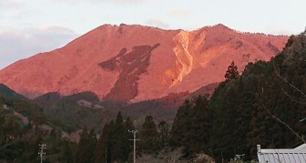 210209赤い高見山