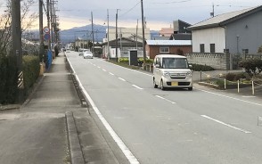 本年度と来年度で工事する立山橋付近。左側の歩道の下に暗渠の排水路がある=明和町佐田で