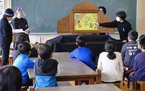 210313明星小3年、紙芝居で斎王学ぶ