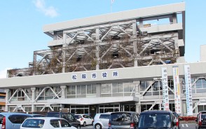 210907市役所に看板-210209撮影