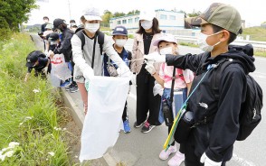 220507遠足でごみ拾い