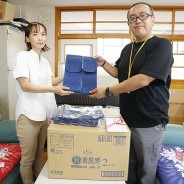 生理の貧困解消のためにと寄贈した山川さん(左)と玉利校長=鎌田町の第四小で