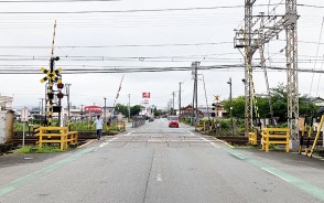 220622清生町の踏切に歩道