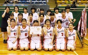 女子の部優勝の西中の皆さん＝いずれも明和町坂本のＤｒｅａｍオーシャン総合体育館で