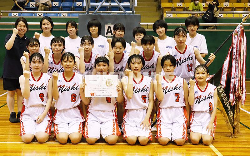 女子の部優勝の西中の皆さん＝いずれも明和町坂本のＤｒｅａｍオーシャン総合体育館で