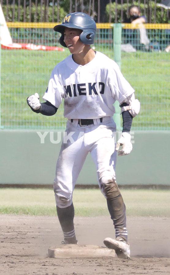 決勝戦の8回、適時二塁打を放ち、塁上で喜ぶ三重・田中選手=いずれも四日市市の市霞ケ浦野球場で