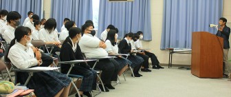 歴史を学ぶことについて生徒たちに伝える中村教授=飯南町粥見の飯南高で