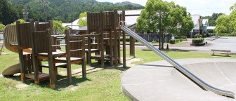 撤去する方針の木製複合遊具=多気町朝柄のゆとりの丘で