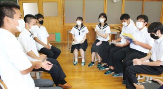 高校生活などをテーマにした卒業生と在校生の「語る会」=飯高町宮前の飯高中で