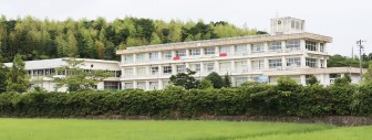 来年3月に閉校し、その後の民間活用を募ることになった修正小学校=明和町有爾中で