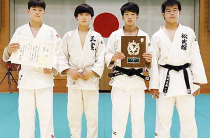 中学生の部で準優勝した松武館Ａの皆さん＝いずれも大足町の松阪牛の里オーシャンファーム武道館で