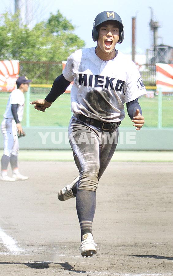 菰野との準決勝、5─1の9回に適時打で勝利を決定付ける6点目の生還を果たす三重・宇佐美主将=四日市市の市霞ケ浦野球場で