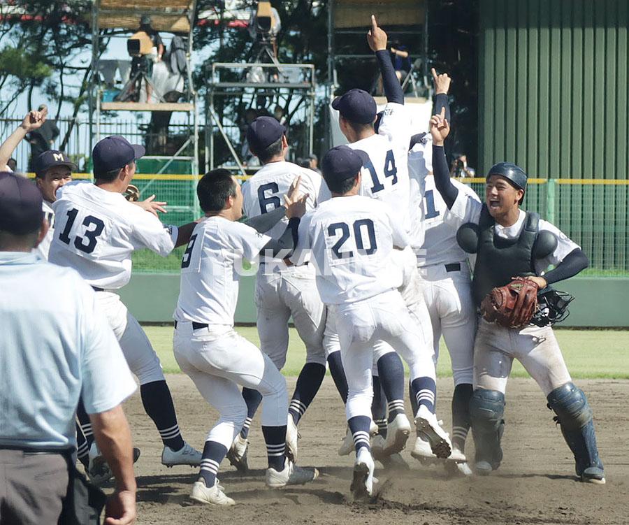 津商との決勝戦、優勝を決め、マウンドに集まって喜ぶ三重の選手たち
