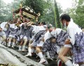 急な石段で力を込めて、みこしを下ろす担ぎ手たち＝射和町の伊佐和神社で