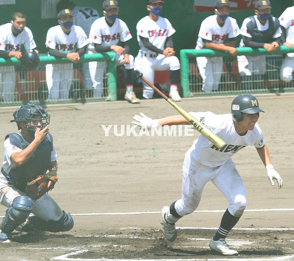 菰野との準決勝の６回、三重は鈴木選手が先制点につながる内野安打を放った＝四日市市の市霞ケ浦野球場で
