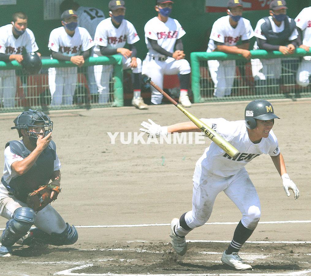 菰野との準決勝の6回、三重は鈴木選手が先制点につながる内野安打を放った=四日市市の市霞ケ浦野球場で