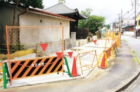 戦後から神道川の上に建っていた最後の長屋が取り壊された=本町で