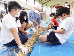 220707東黒部小の虫送り松明つくり