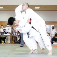 決勝戦で果敢に技を仕掛け、敢闘賞に選ばれた松武館Ａの菊地君（左）