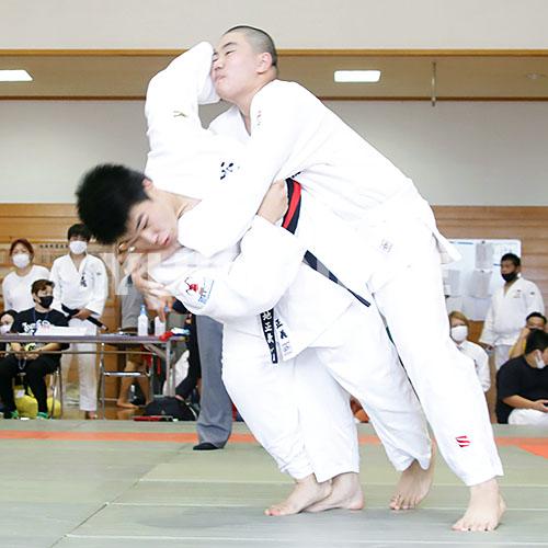 決勝戦で果敢に技を仕掛け、敢闘賞に選ばれた松武館Ａの菊地君（左）