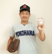 横浜時代のユニホーム姿で、三重と横浜の両校の健闘を願う中島さん=津市で