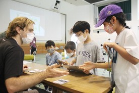ゲームを通して英語に親しむ子供たち=川井町の市子ども支援研究センターで