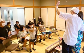 校長と妻の模擬会見を取材する子供記者たち=上川町の徳和地区市民センターで
