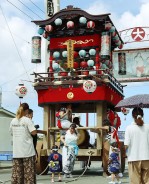 中で青年部が演奏する三世古地区の飾り山